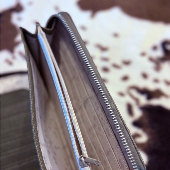 Thirty One Wallet - Picture 4 of 4